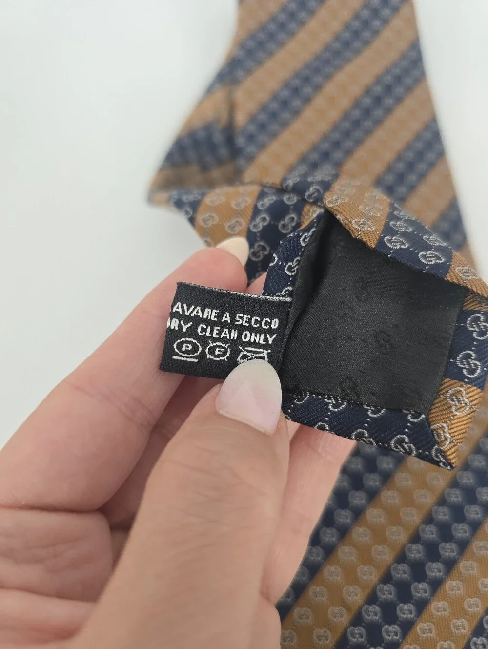 Gucci Men's Tan Blue Logo Horizontal Stripe Silk Tie